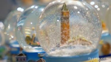 店内的雪花球集中在纪念品上，里面有圣马可的钟楼和移动的雪花
